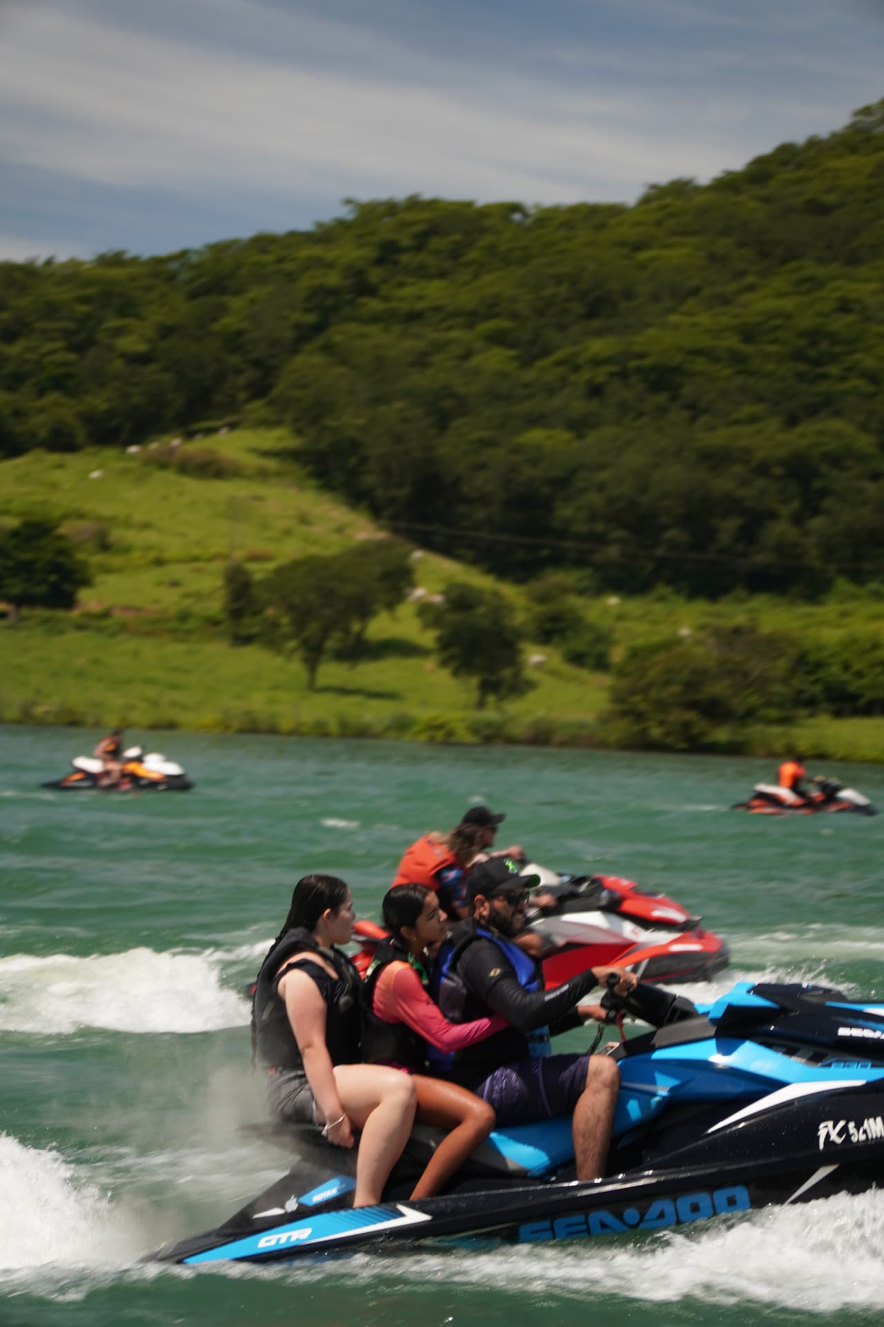Grupo navegando em jet skis durante encontro da Shaulin Jet