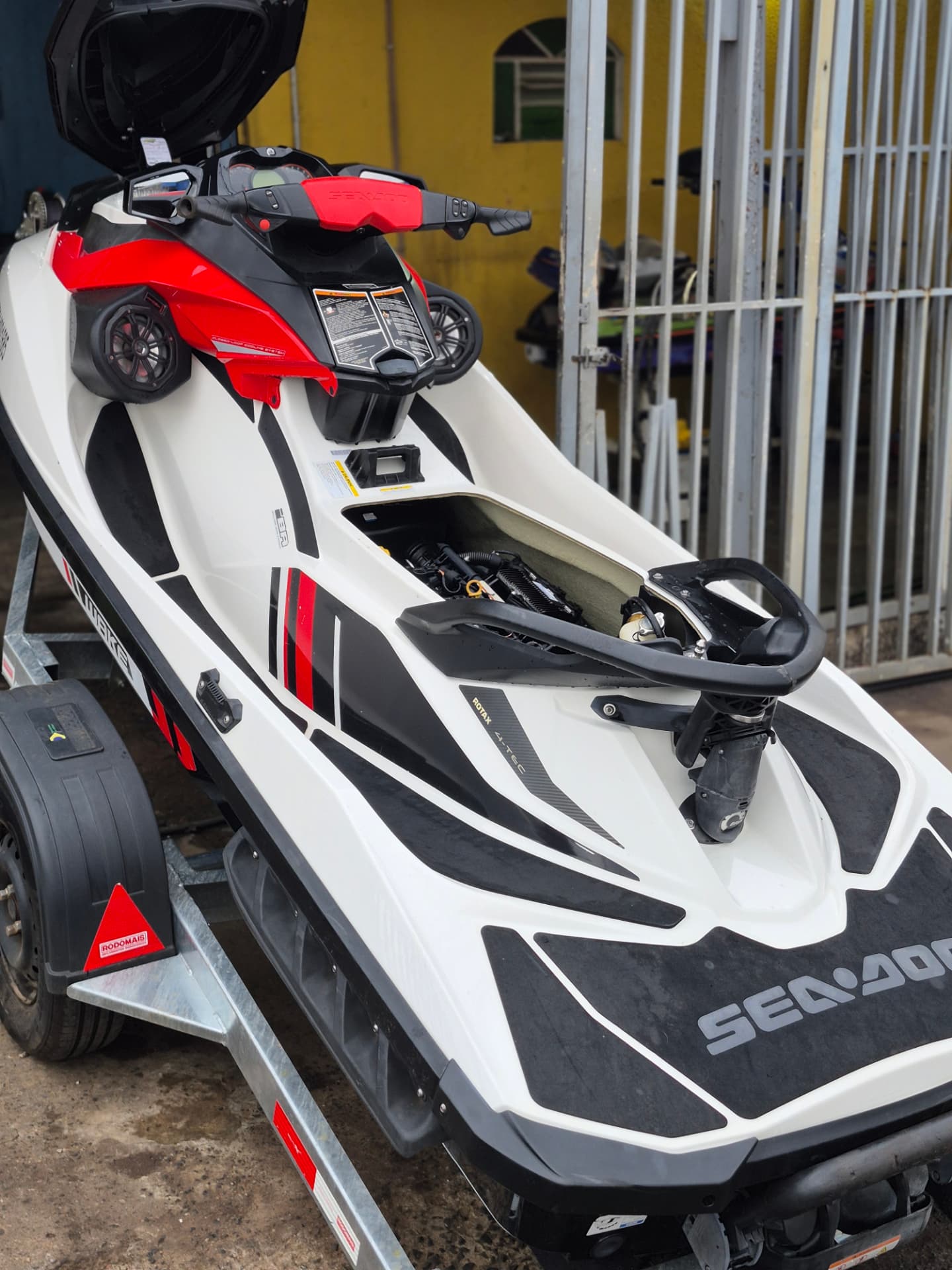 Jet ski Sea-Doo vermelho em atendimento na oficina