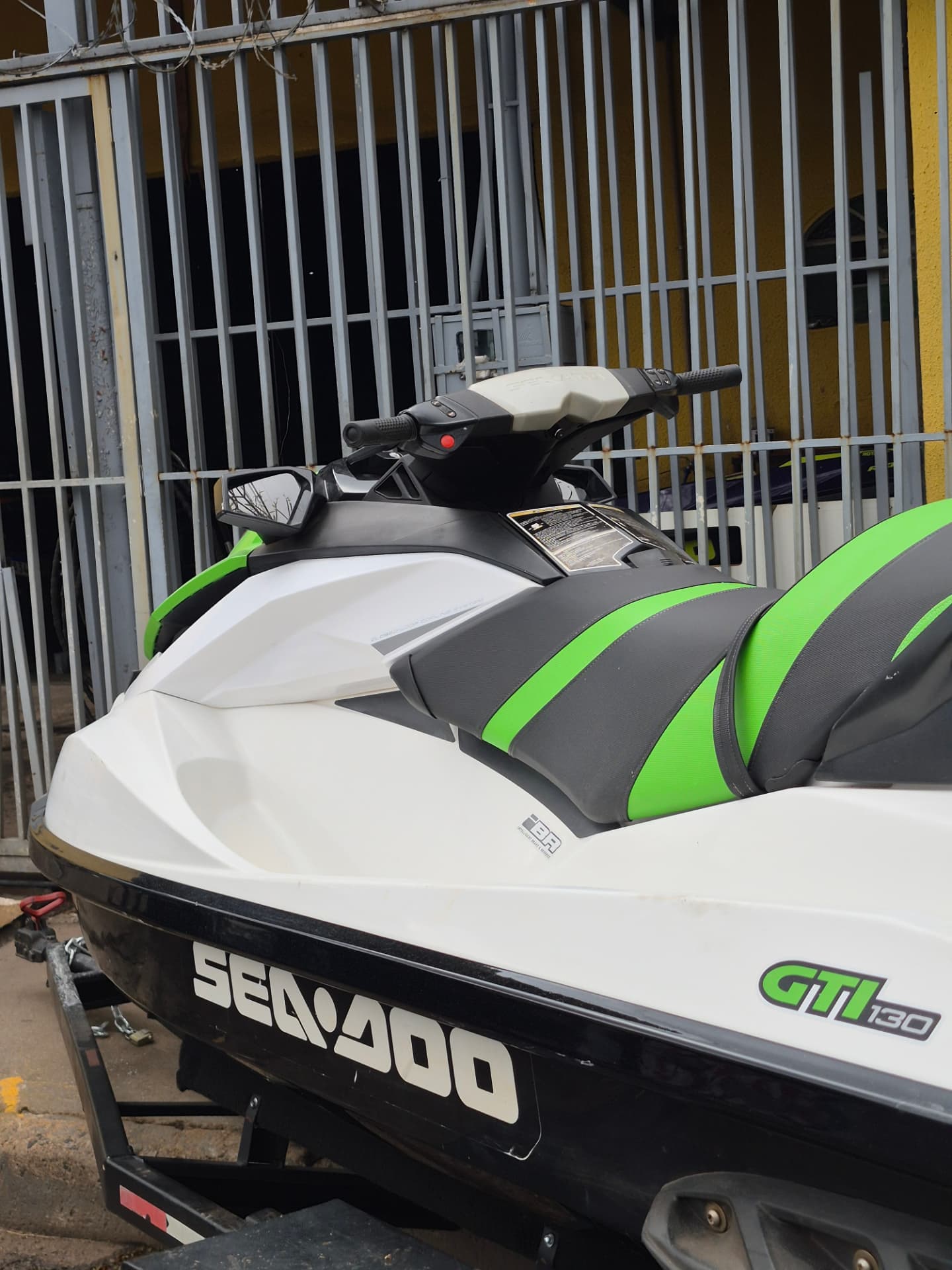 Jet ski Sea-Doo verde preparado na oficina