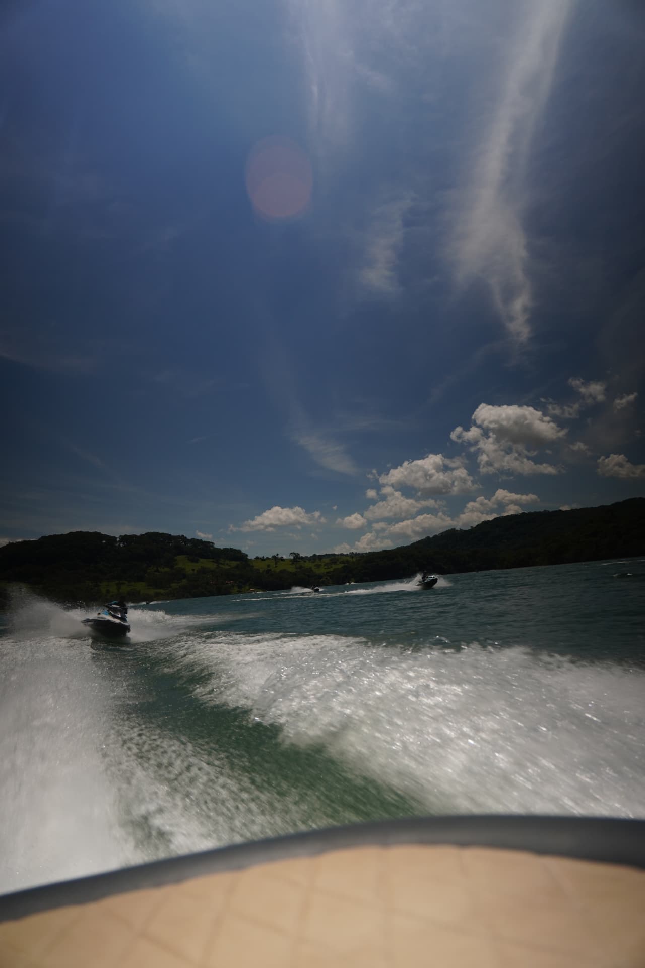Jet skis navegando em alta velocidade com a Shaulin Jet