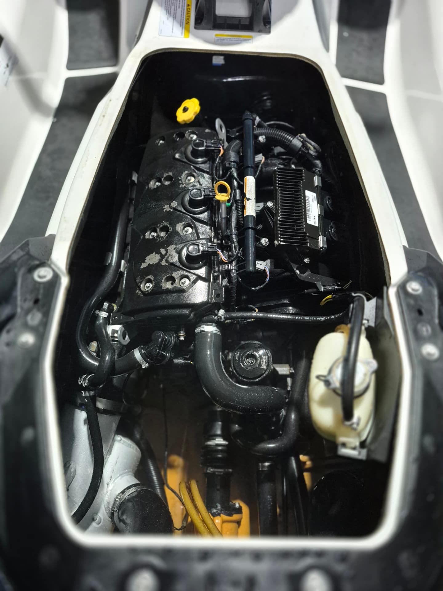 Motor de jet ski aberto para manutenção na Shaulin Jet