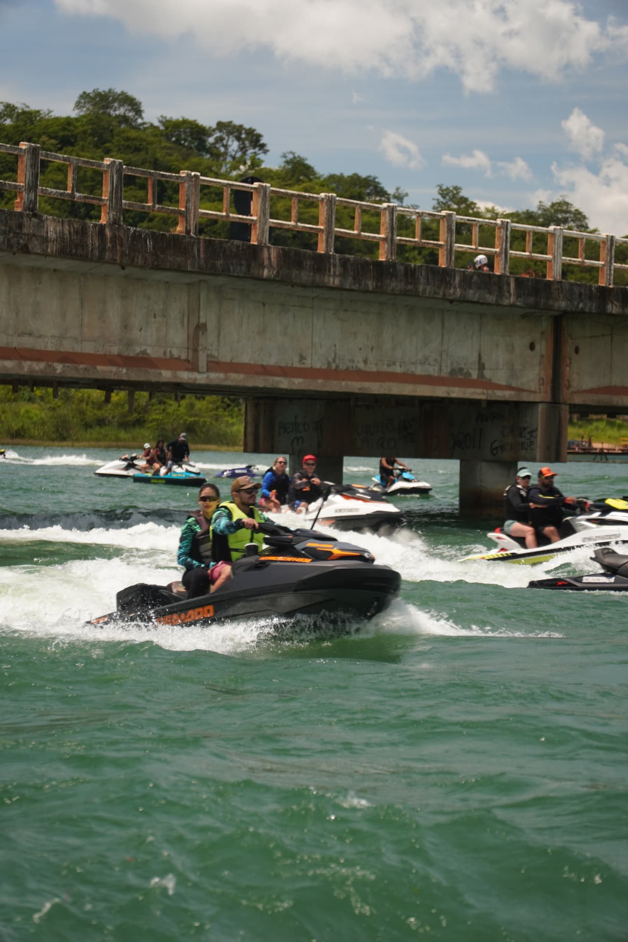 Vários jet skis reunidos em passeio na água