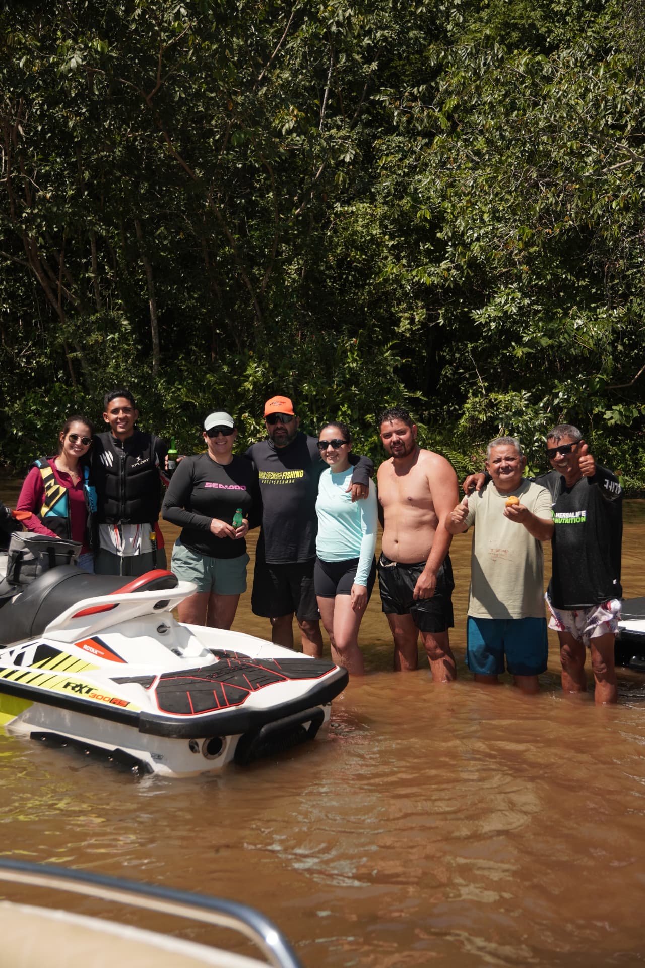 Família e amigos da Shaulin Jet reunidos em um passeio de jet ski