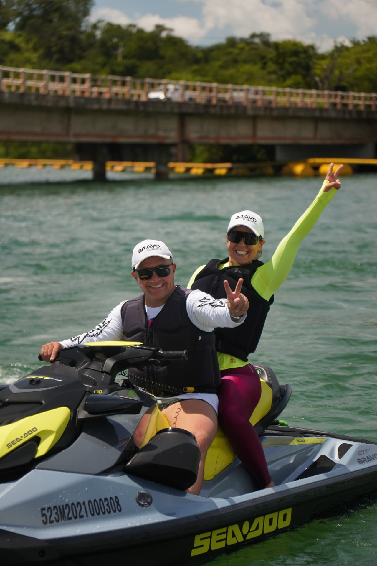 Casal sorrindo em passeio de jet ski