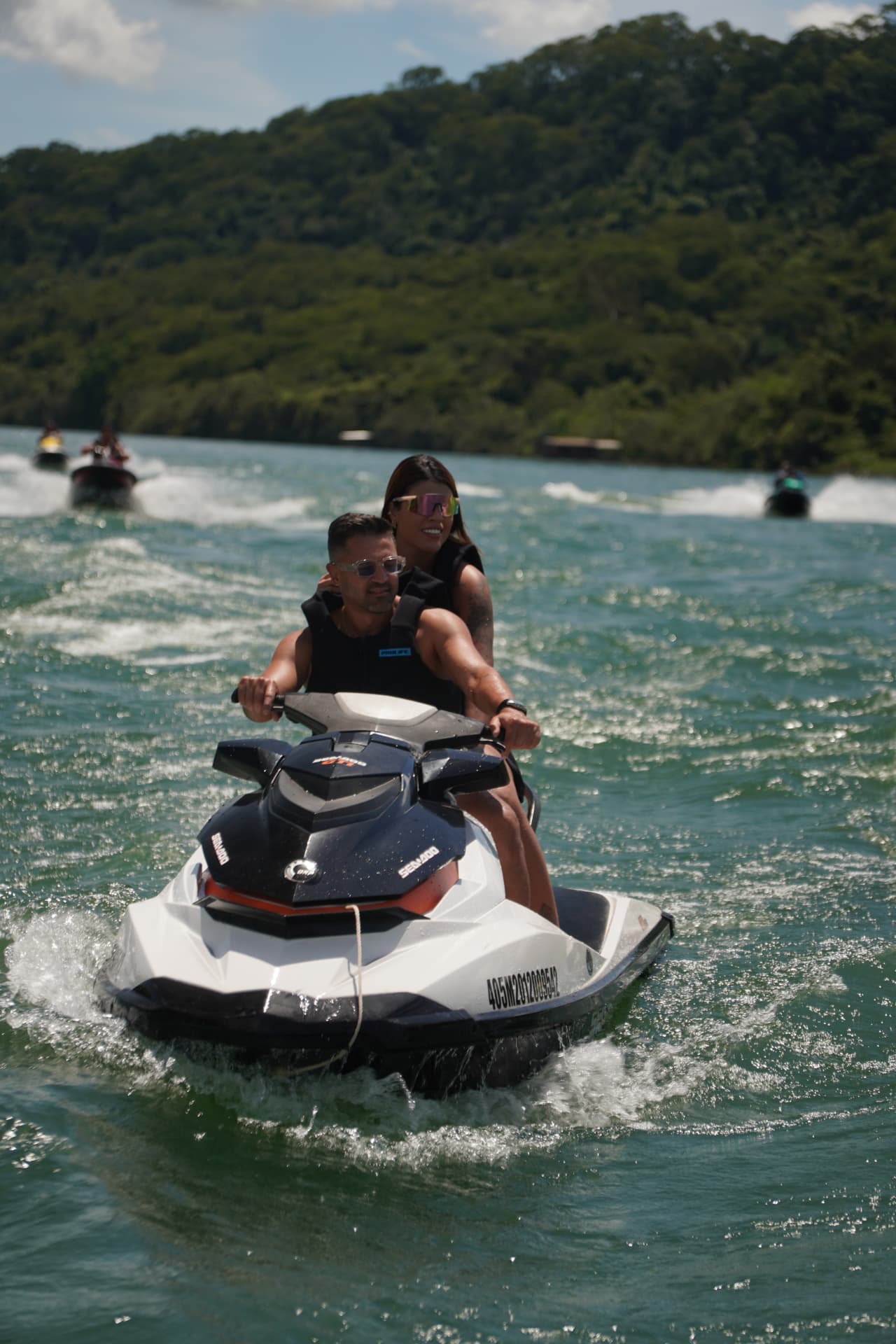 Piloto e passageira navegando em um jet ski Sea-Doo